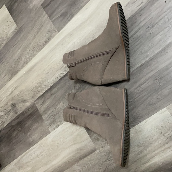 Grey wedge boots. Slightly above ankle height. Sz 10m - Picture 3 of 5